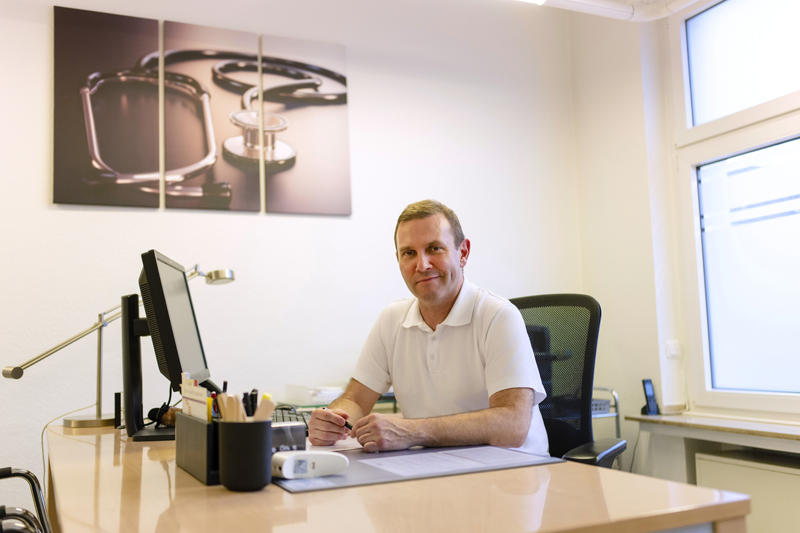 058AWAE_DrSteines_121025.jpg Home 1